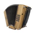 Accordéon en position de jeu, côté basses (image catalogue)